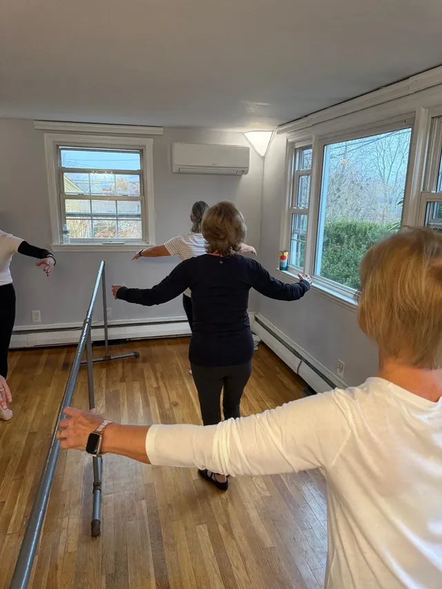Allieve adulte di balletto alla sbarra nello studio VW Dance di South Weymouth