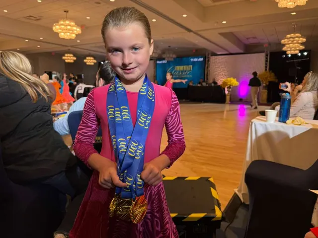 Giovane allieva di VW Dance con medaglie d’oro a una gara di ballo