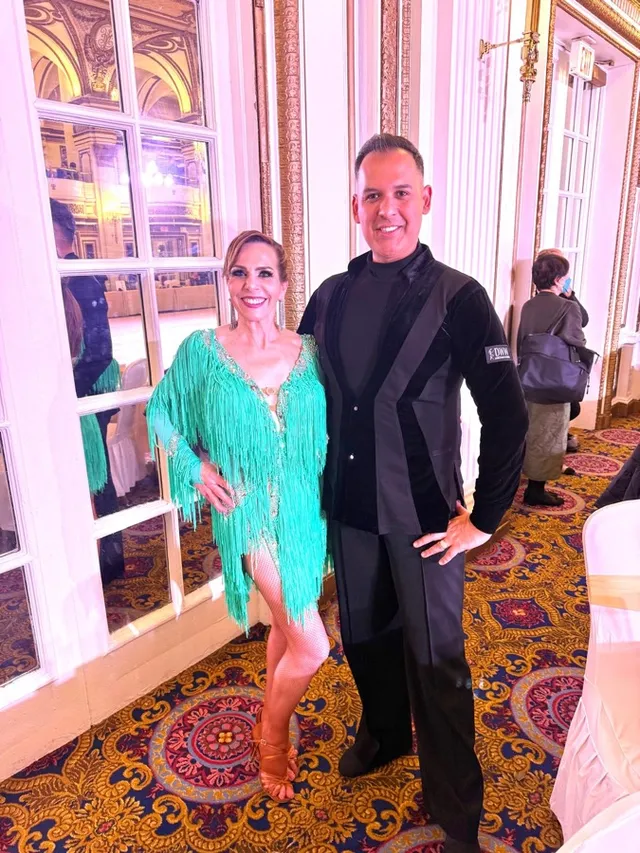 Coppia in costume da ballo latino a un evento sociale di VW Dance